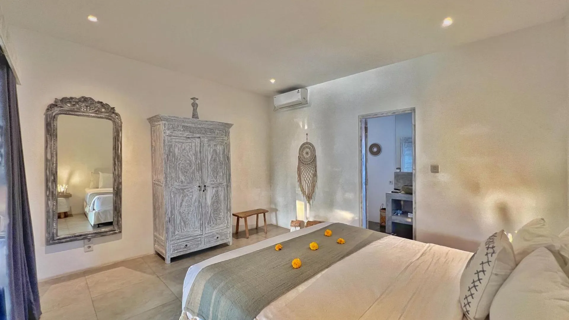 Villa Rocher - Modern 3 Bedroom Villa Batu Belig 3 Min Beach Seminyak   Seminyak (Bali)