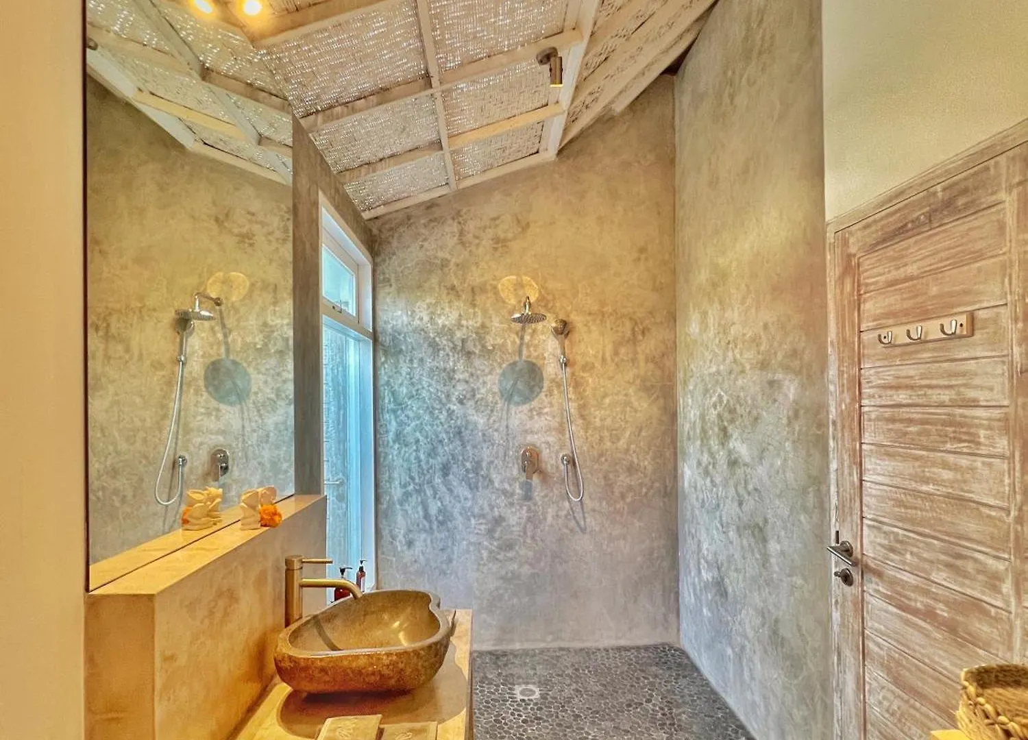 Villa Rocher - Modern 3 Bedroom Villa Batu Belig 3 Min Beach Seminyak