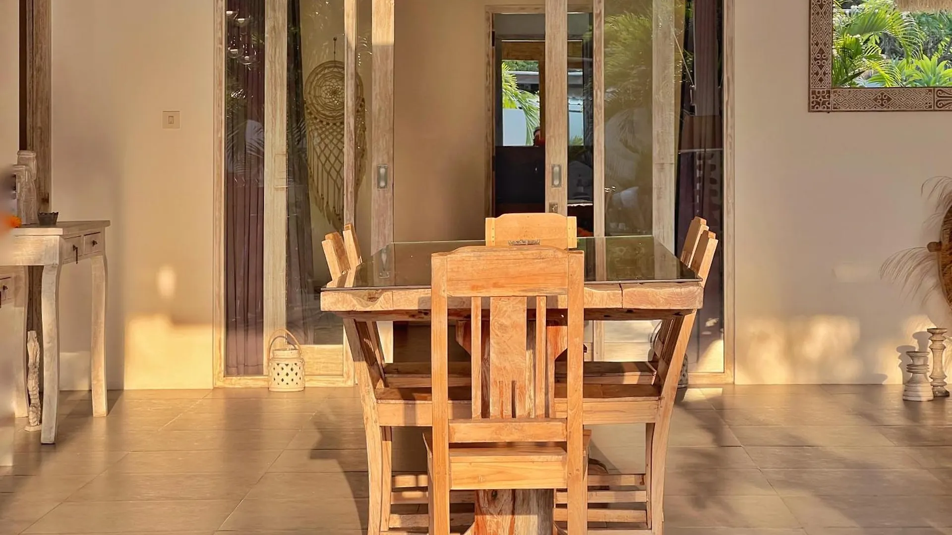 Villa Rocher - Modern 3 Bedroom Villa Batu Belig 3 Min Beach Seminyak  Indonesia