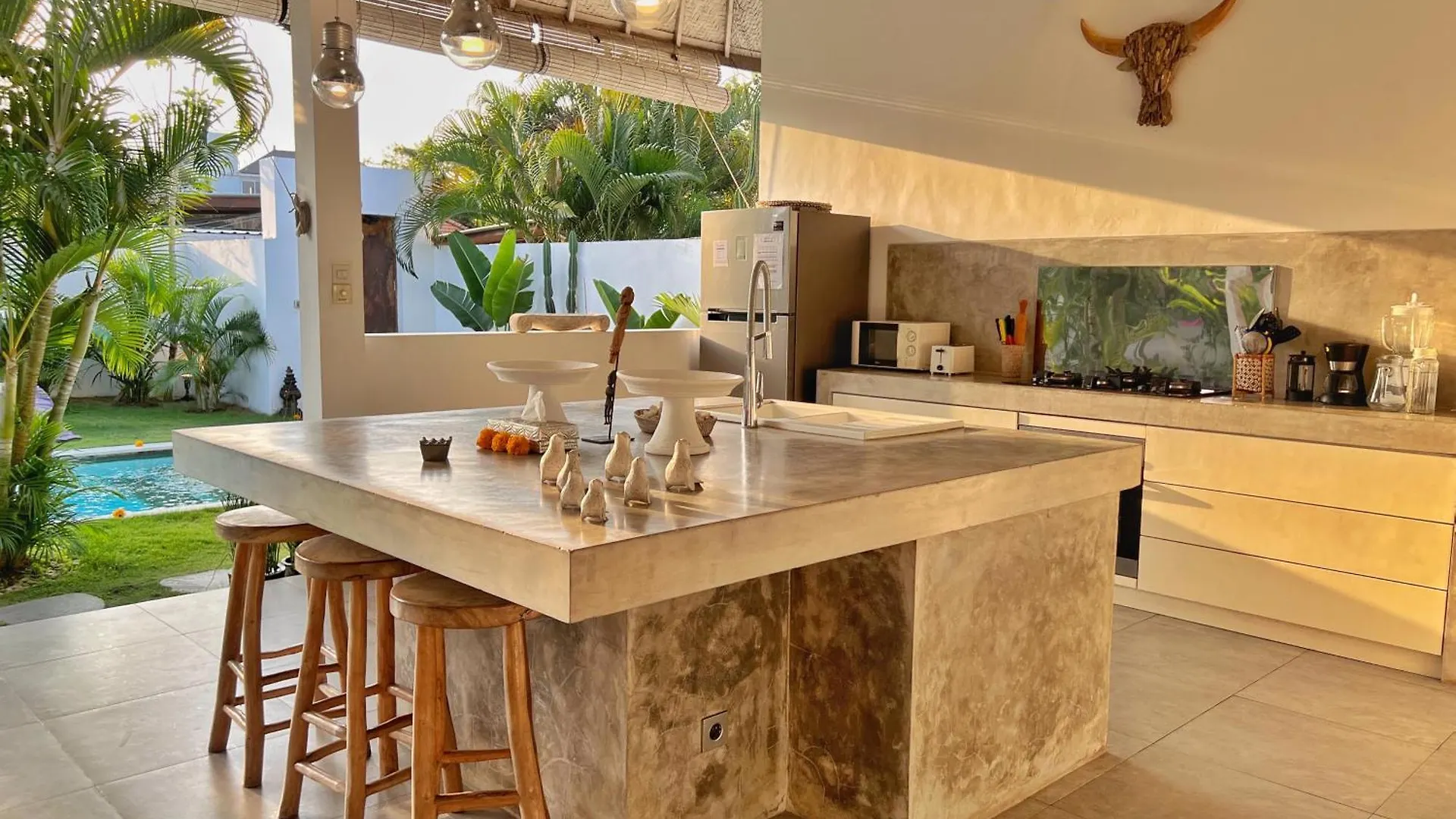 Villa Rocher - Modern 3 Bedroom Villa Batu Belig 3 Min Beach Seminyak