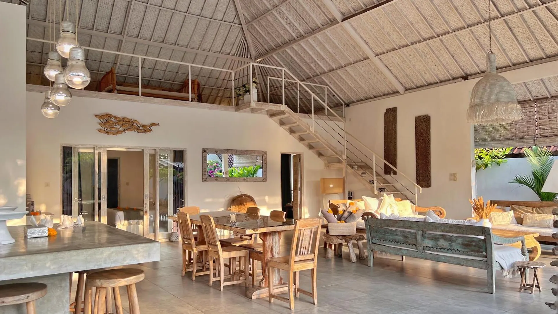 Villa Rocher - Modern 3 Bedroom Villa Batu Belig 3 Min Beach Seminyak