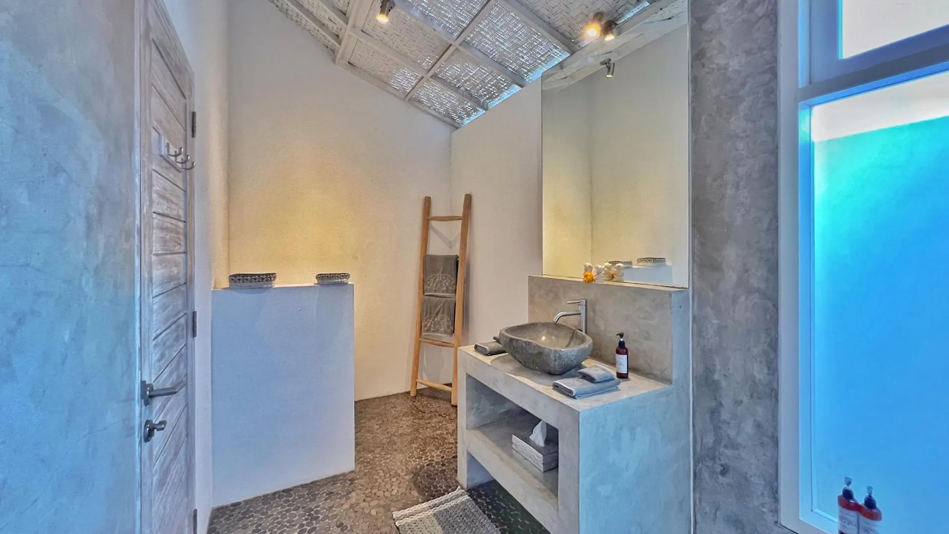 Villa Rocher - Modern 3 Bedroom Villa Batu Belig 3 Min Beach Seminyak  Indonesia