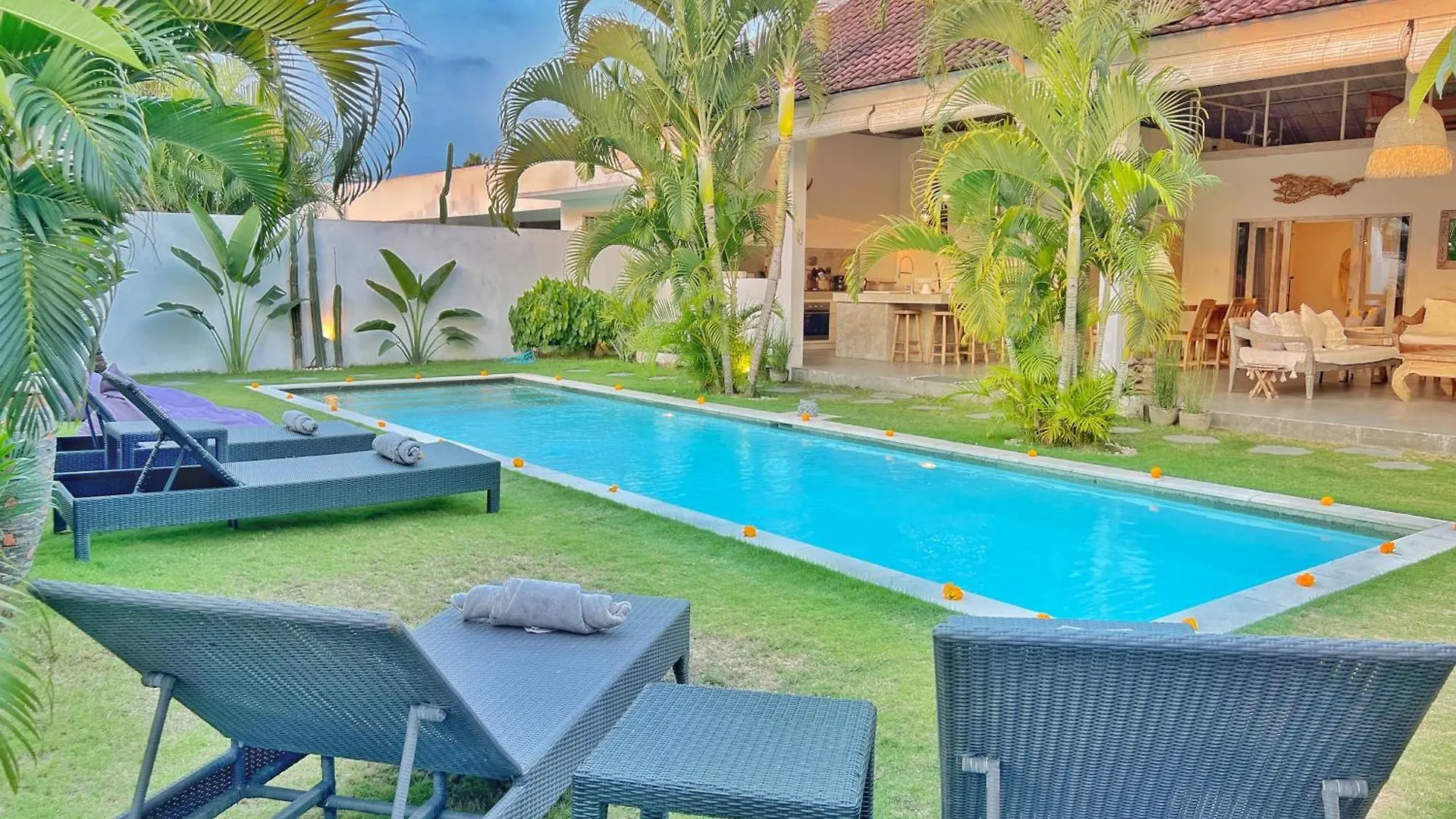 Villa Rocher - Modern 3 Bedroom Villa Batu Belig 3 Min Beach Seminyak