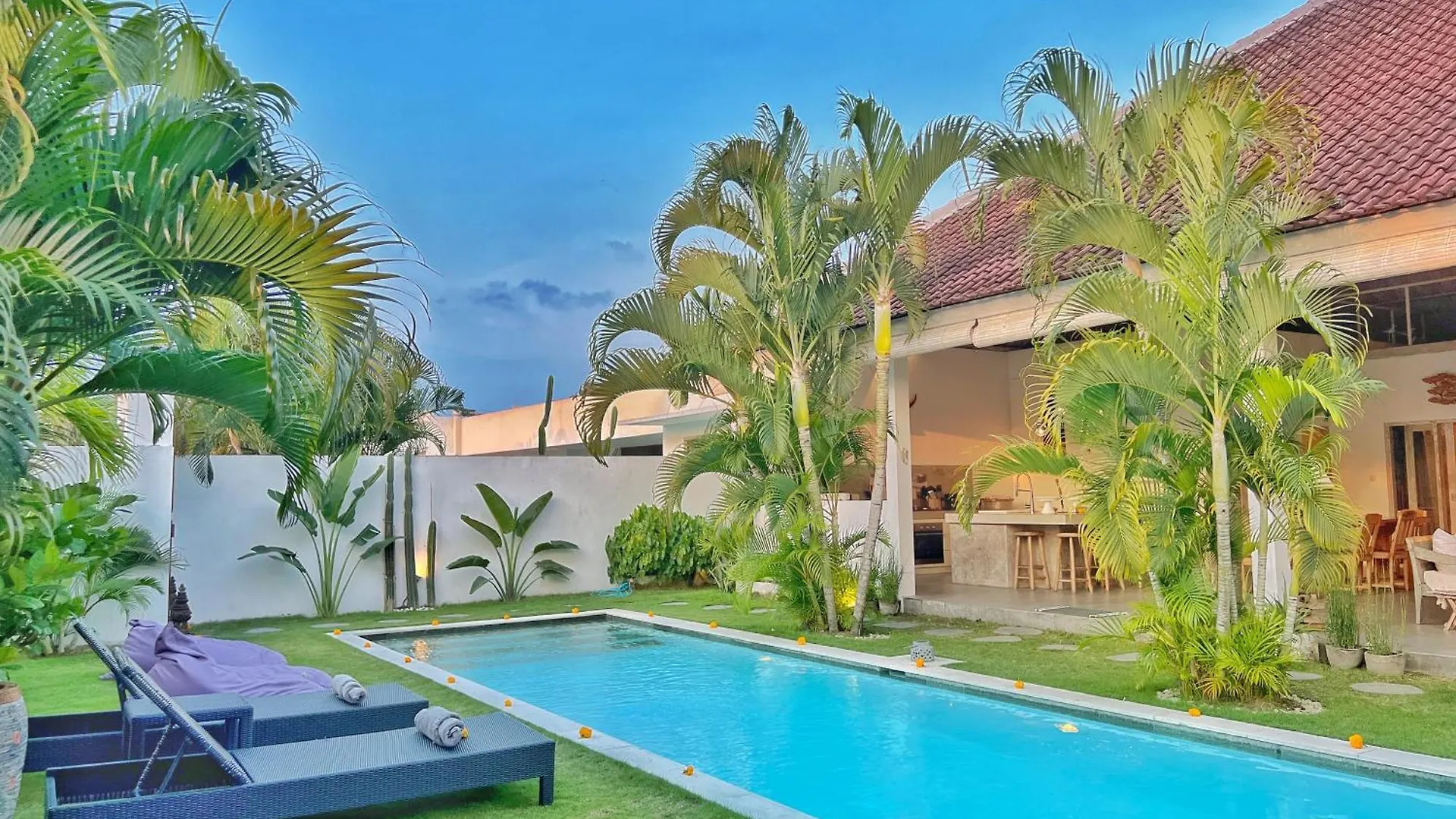 Villa Rocher - Modern 3 Bedroom Villa Batu Belig 3 Min Beach Seminyak  Indonesia