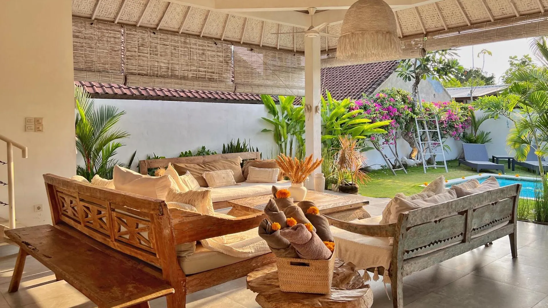 Villa Rocher - Modern 3 Bedroom Villa Batu Belig 3 Min Beach Seminyak