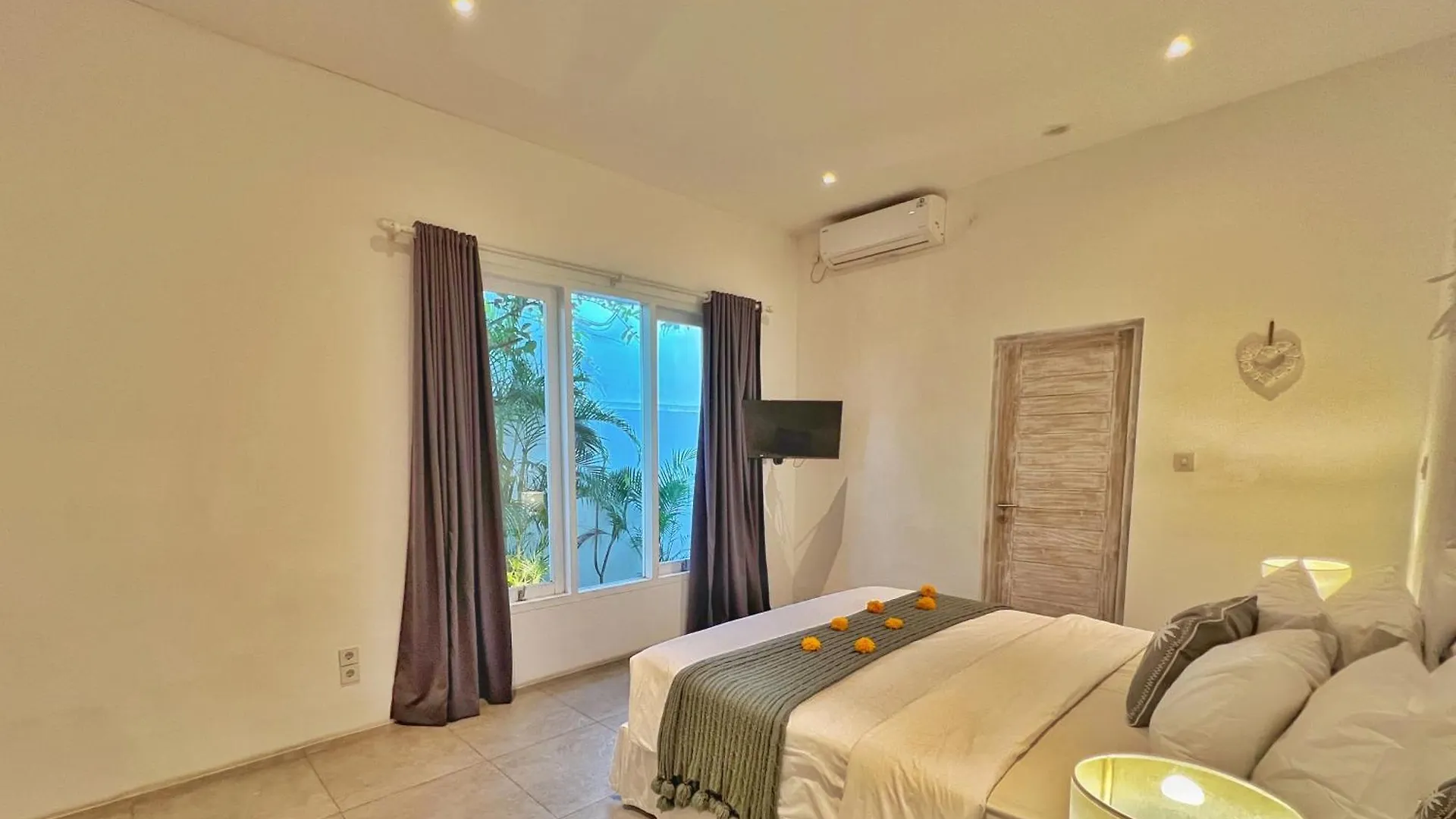 Villa Rocher - Modern 3 Bedroom Villa Batu Belig 3 Min Beach Seminyak  Indonesia