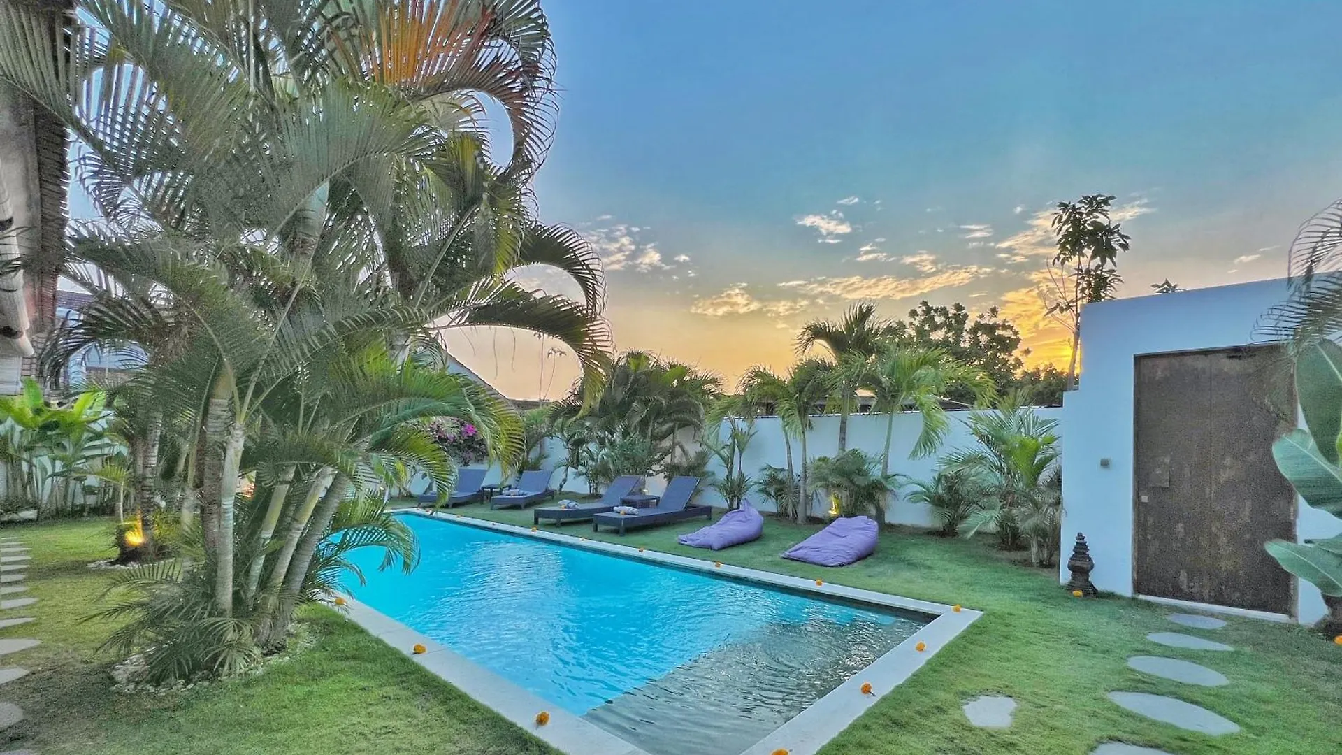 Villa Rocher - Modern 3 Bedroom Villa Batu Belig 3 Min Beach Seminyak