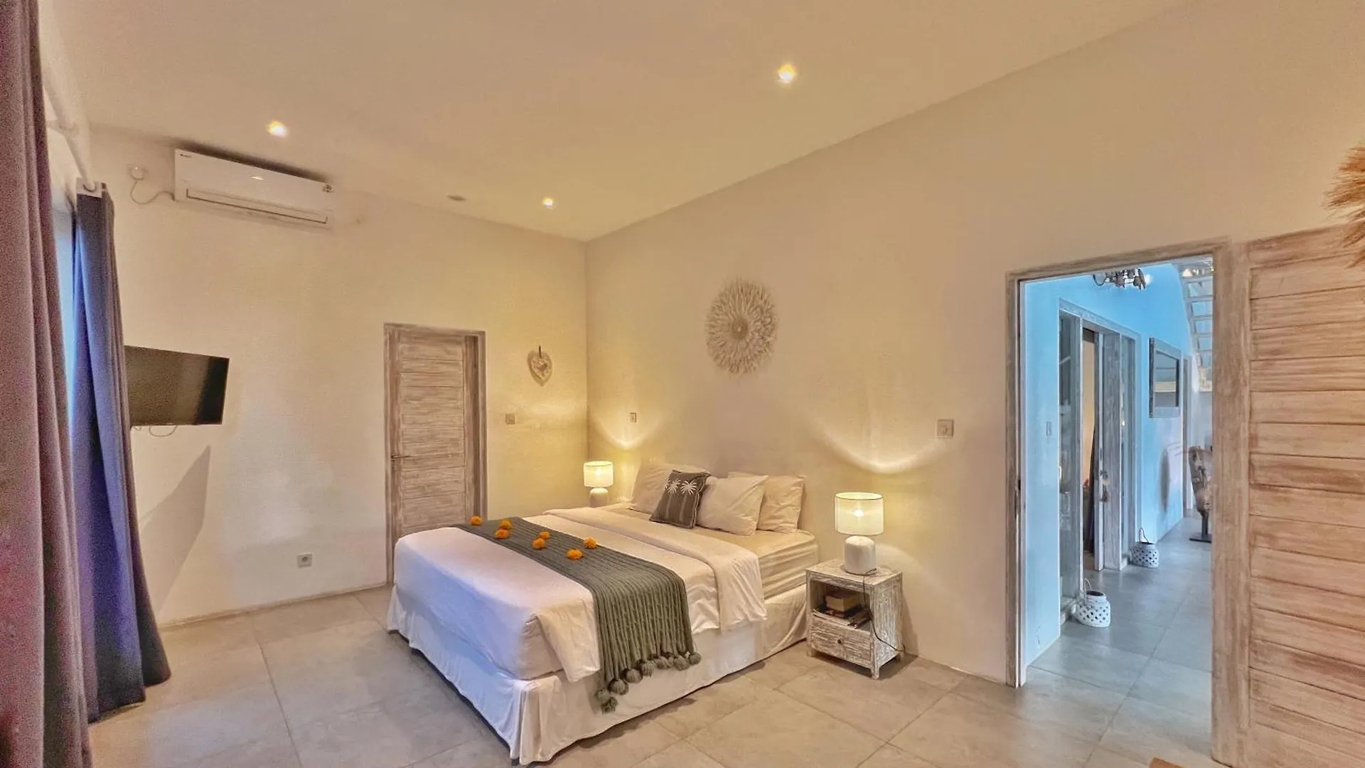 Villa Rocher - Modern 3 Bedroom Villa Batu Belig 3 Min Beach Seminyak