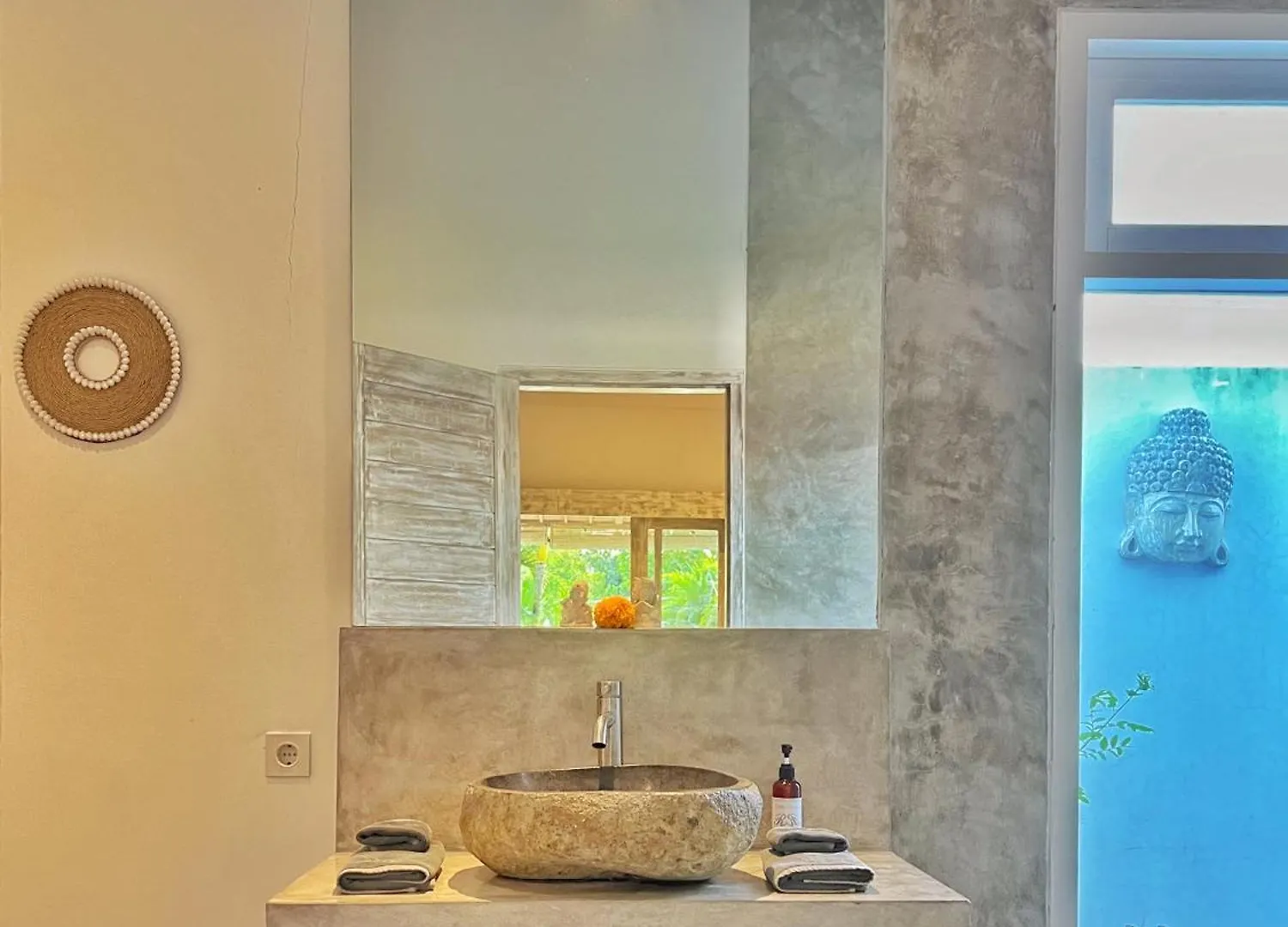 Villa Rocher - Modern 3 Bedroom Villa Batu Belig 3 Min Beach Seminyak