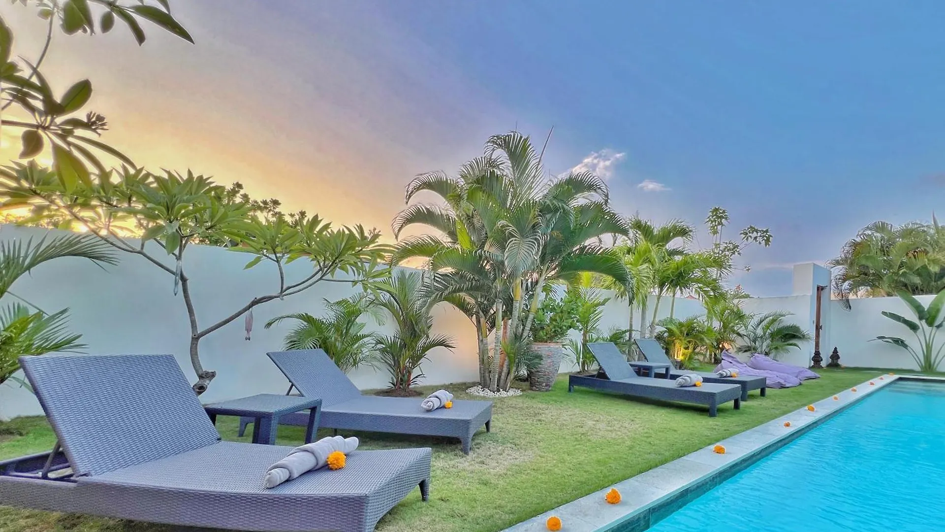 Villa Rocher - Modern 3 Bedroom Villa Batu Belig 3 Min Beach Seminyak  Indonesia