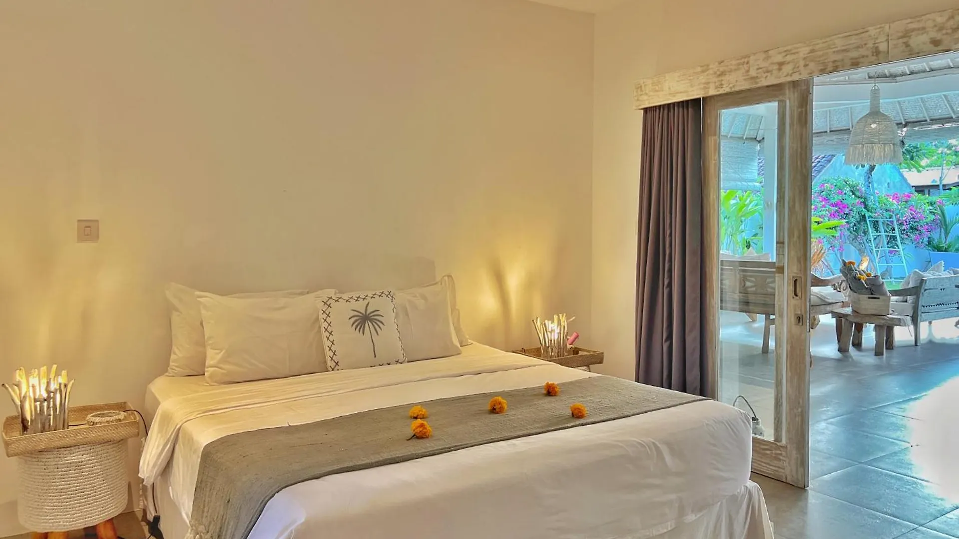 Villa Rocher - Modern 3 Bedroom Villa Batu Belig 3 Min Beach Seminyak  Indonesia