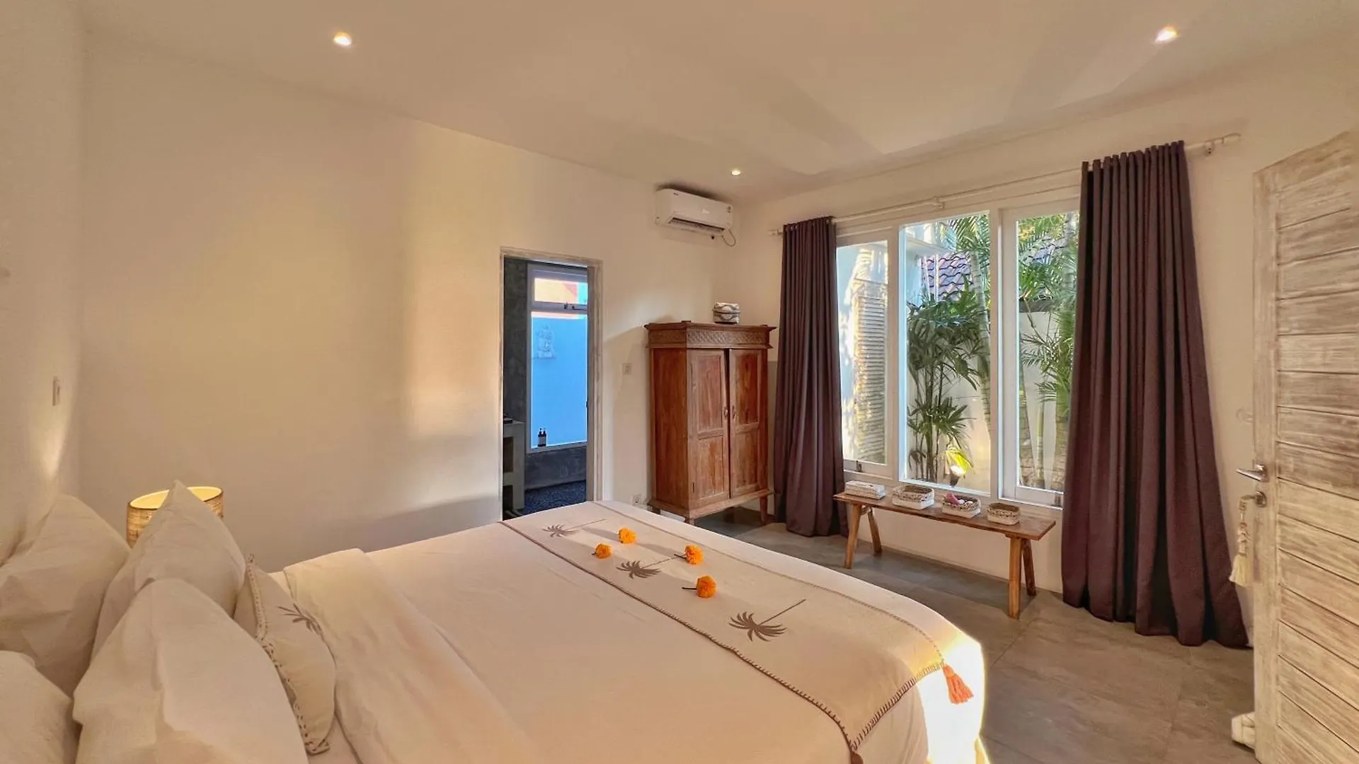 Villa Rocher - Modern 3 Bedroom Villa Batu Belig 3 Min Beach Seminyak  Indonesia