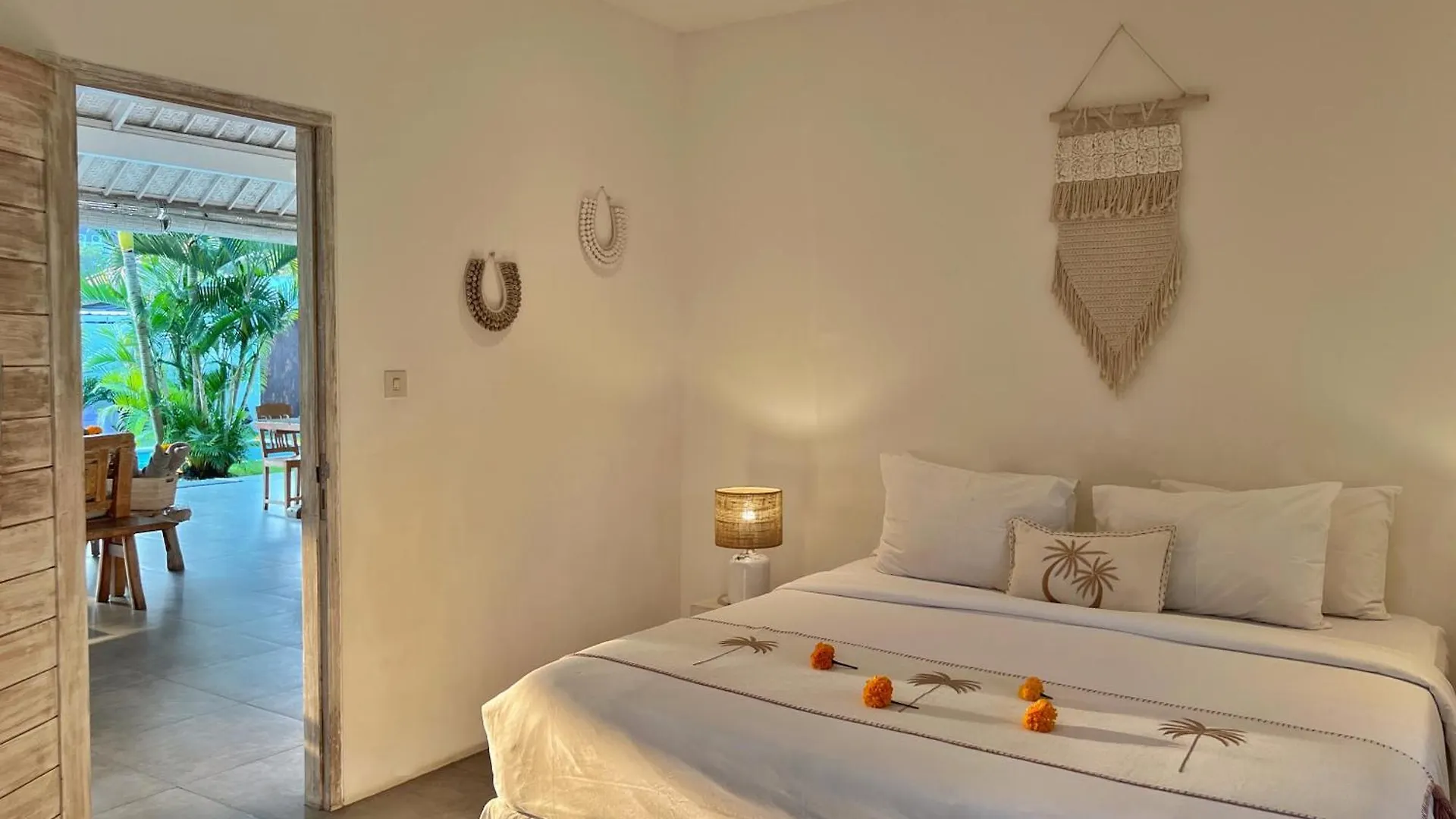 Villa Rocher - Modern 3 Bedroom Villa Batu Belig 3 Min Beach Seminyak  Seminyak (Bali)