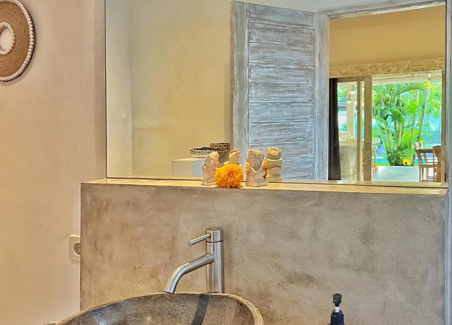 Villa Rocher - Modern 3 Bedroom Villa Batu Belig 3 Min Beach Seminyak