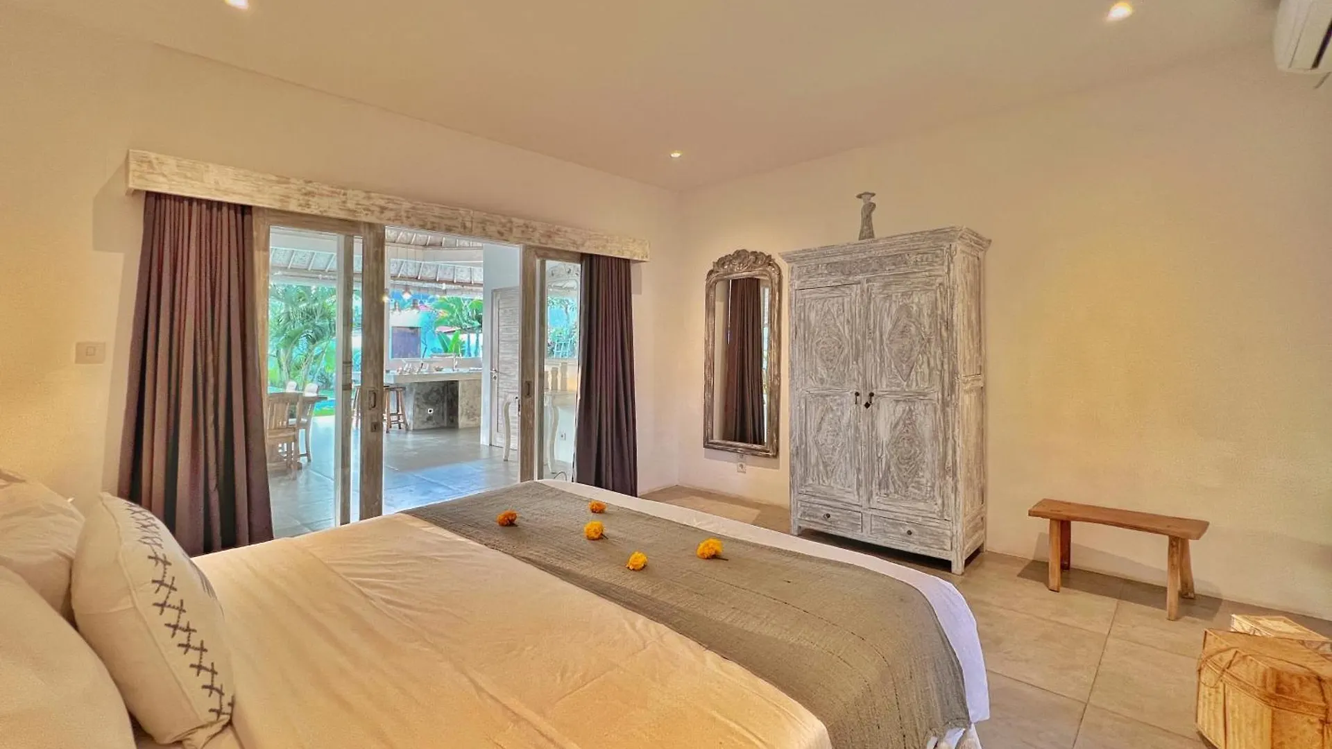 Villa Rocher - Modern 3 Bedroom Villa Batu Belig 3 Min Beach Seminyak