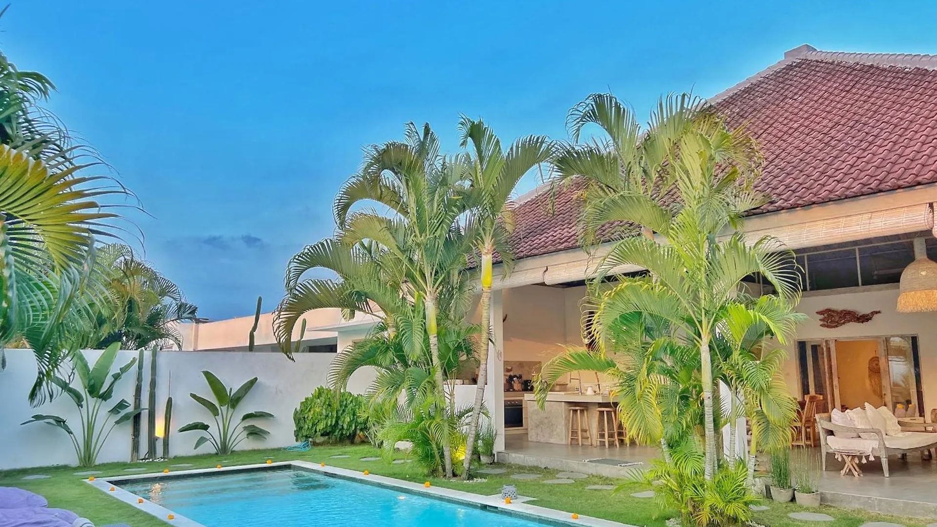 Villa Rocher - Modern 3 Bedroom Villa Batu Belig 3 Min Beach Seminyak