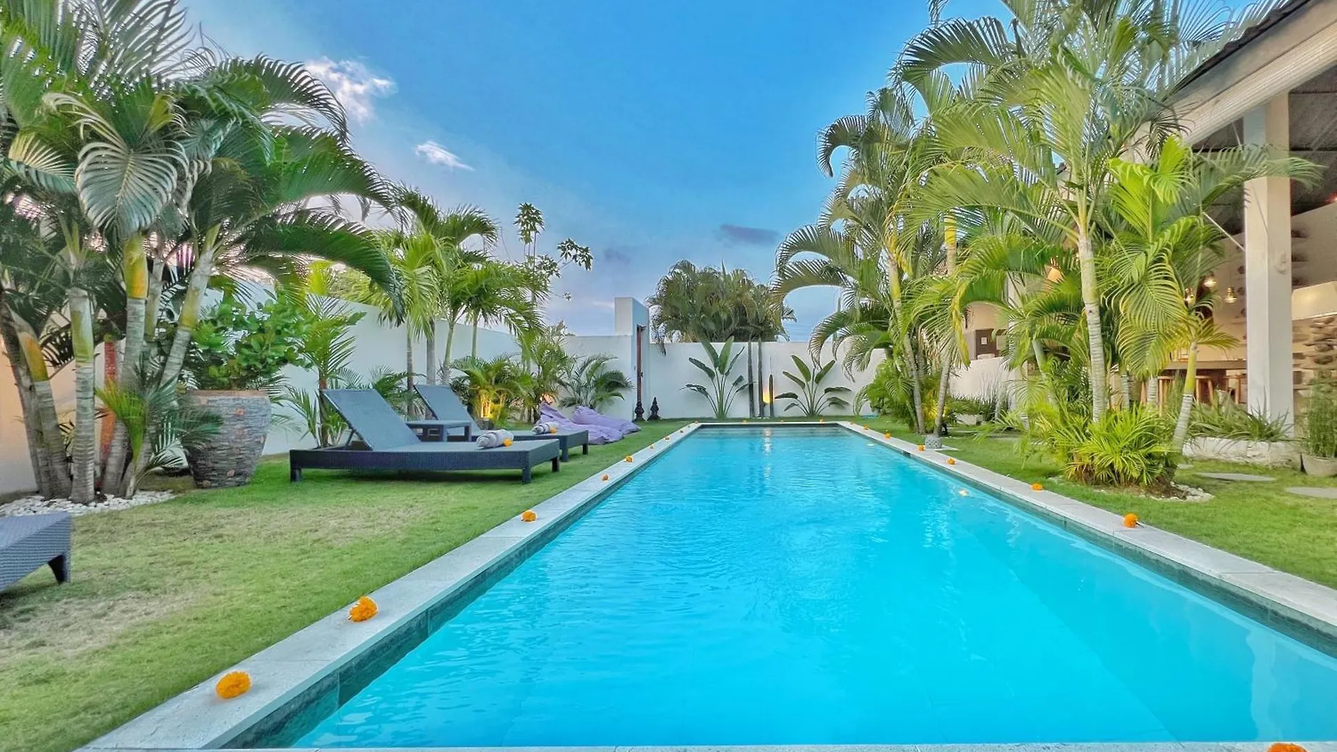 Villa Rocher - Modern 3 Bedroom Villa Batu Belig 3 Min Beach Seminyak  Indonesia