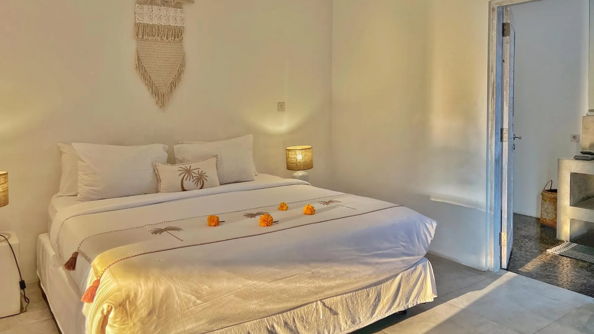 Villa Rocher - Modern 3 Bedroom Villa Batu Belig 3 Min Beach Seminyak  Seminyak (Bali)